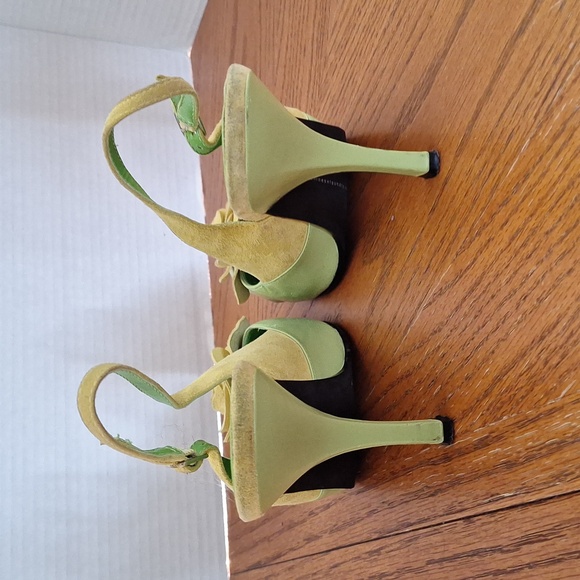 Chinese Laundry Stylish Green Slingback Heels with Floral Accent - Picture 8 of 12
